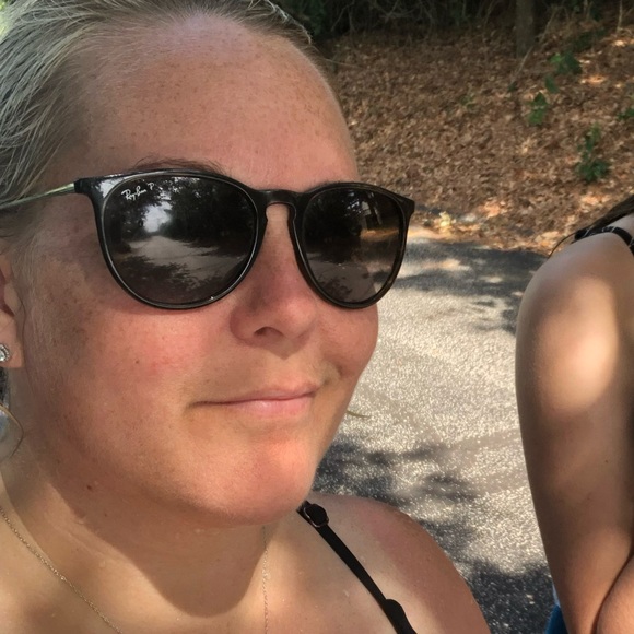 Meet your Posher, Nicole - Picture 1 of 1